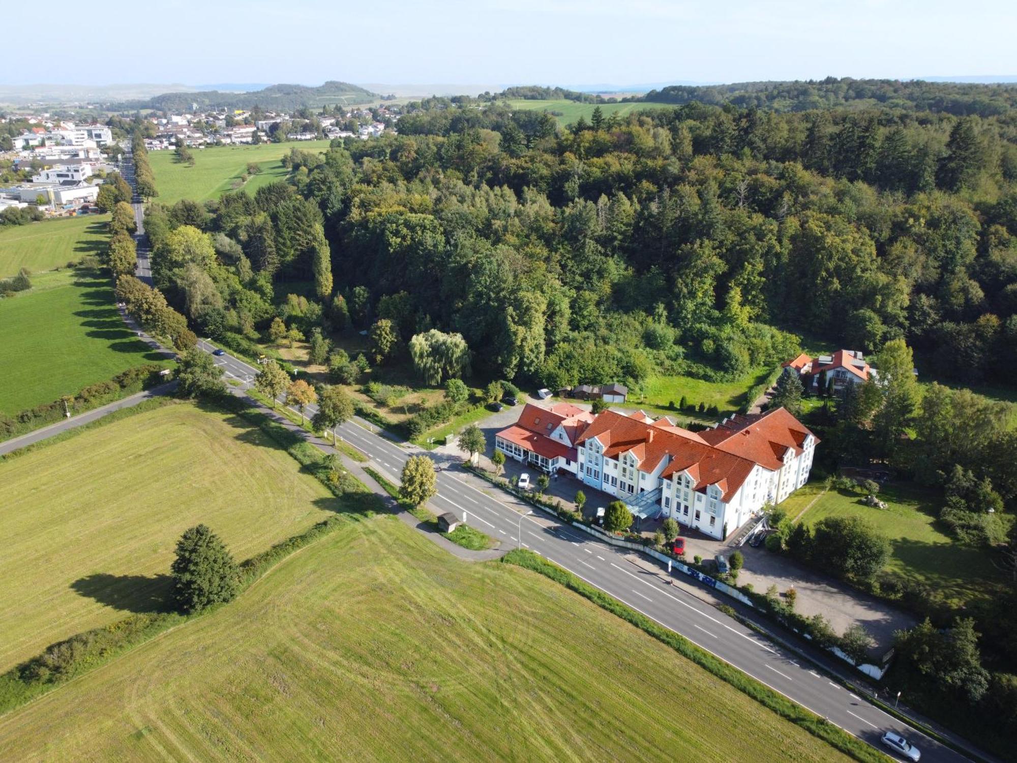 ホテル ベッスンガー フォースト Rossdorf  エクステリア 写真